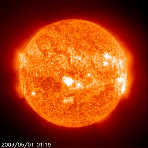 LE ONDE ELETTROMAGNETICHE Immagini del Sole riprese dalla sonda SOHO il 1 maggio 2003 http://sohowww.nascom.nasa.gov/ Ore 01.00 Ore 01.13 Ore 01.05 Ore 01.