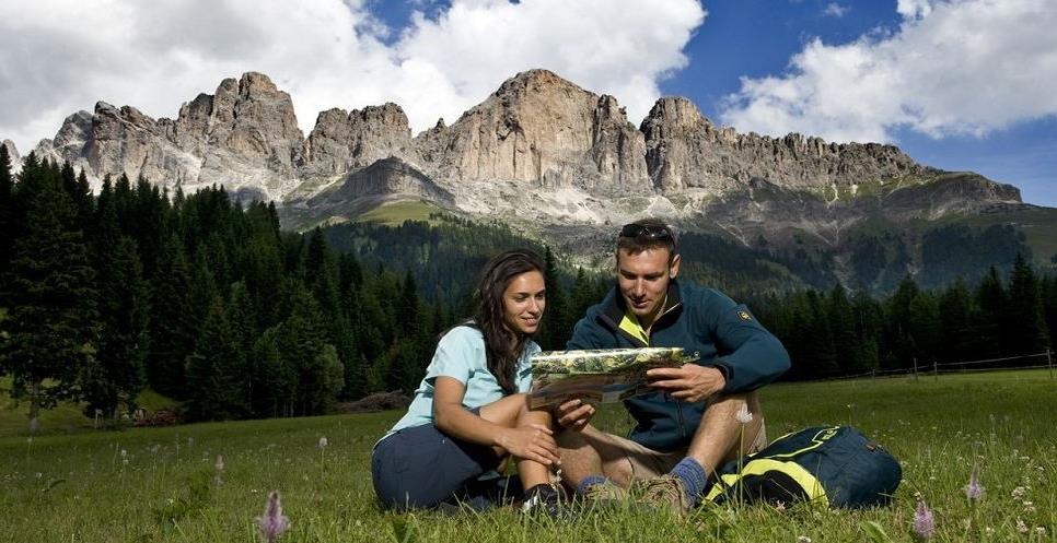 COSA SI FA La Val d'ega è il più vasto comprensorio escursionistico in Alto Adige! La rete di sentieri si sviluppa per ben 530 km ed è estremamente varia per gradi di difficoltà e paesaggi.