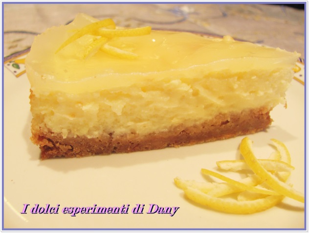 Cheesecake al limone Ingredienti per uno stampo da 24 cm: per la base 250 gr di biscotti digestive; 100 gr di burro per la crema al limone 3 uova; 250 gr di zucchero; 500 gr di formaggio