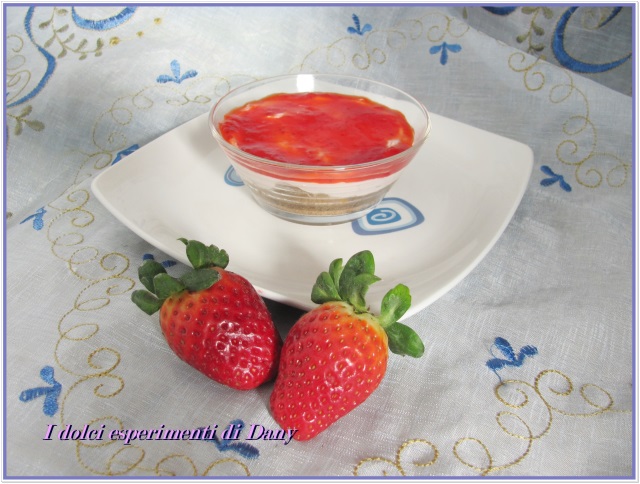 Mini cheesecakes alla fragola senza cottura Ingredienti per 4 porzioni: per la base 150 gr di biscotti digestive; 50 gr di burro; 1 cucchiaino di zucchero di canna per la crema 100 gr di fragole; 50