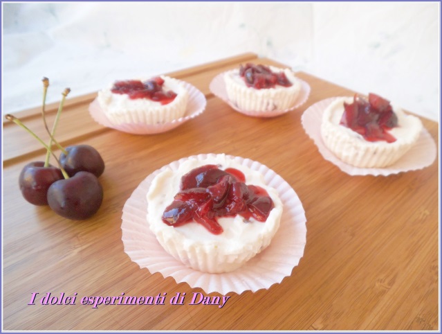 Mini cheesecakes alla ciliegia senza cottura Ingredienti per 12 porzioni: per la base 150 gr di biscotti digestive; 80 gr di burro; 1 cucchiaino di zucchero di canna per la crema 450 gr di formaggio