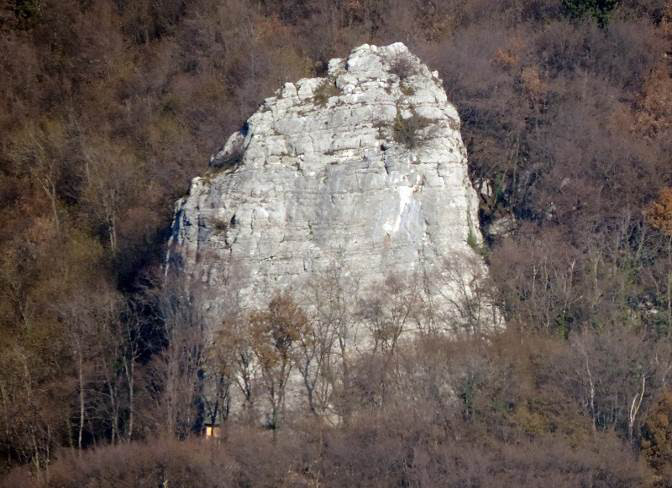 La roccia è generalmente buona, a tratti un po unta e con qualche presa mobile, con tipiche stratificazioni orizzontali.