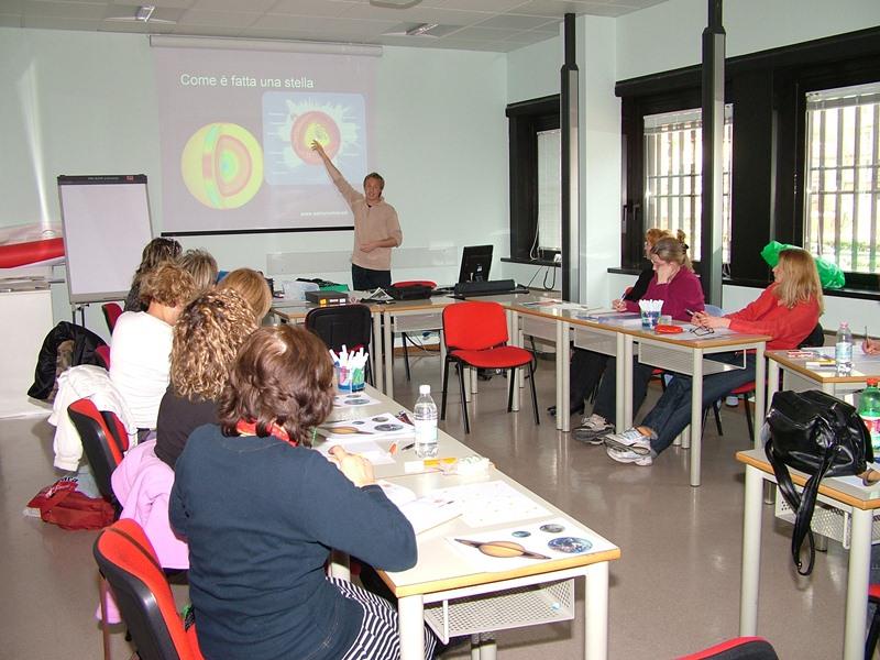 CORSI DI AGGIORNAMENTO PER INSEGNANTI Laboratorio Polvere di Stelle per le insegnanti della Scuola dell Infanzia Provinciali del Trentino (2009) Laboratorio Polvere di