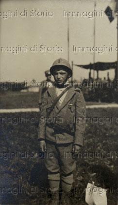 Giovanissimo soldato premiato alla festa dell'armata del Grappa a Villa Dolfin di Rosà (Vicenza).