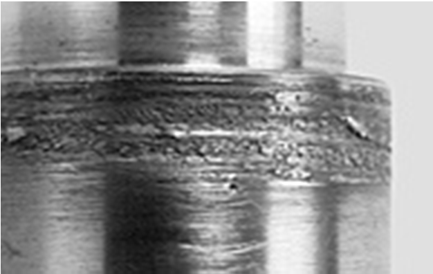 Se il processo di saldatura e rottura delle asperità superficiali provoca un trasferimento di metallo da una superficie all altra, l usura risultante si definisce anche scoring