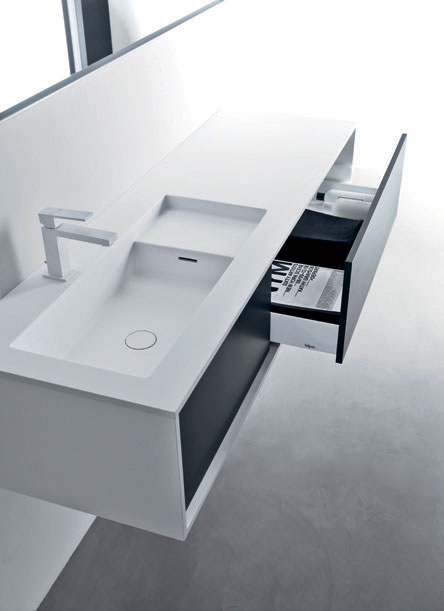 SHAPE SHAPE 218 219 Mobile da cm 153 x 48 x h 33 con ante Grigio Fumo e lavabo integrato SQUARE in Cristalplant Biobased.