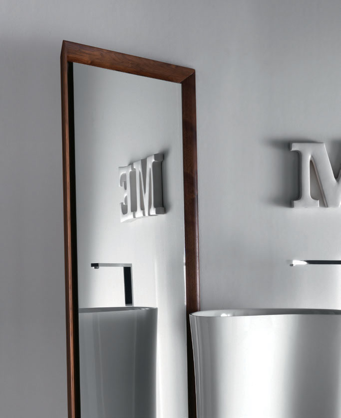 SPECCHI / MIRRORS SPECCHI / MIRRORS 452 SPECCHI CON CORNICE IN LEGNO CON E SENZA ILLUMINAZIONE LED MIRRORS WITH WOODEN FRAME WITH AND WITHOUT LED LIGHT Falper Design 453 Materiali e finiture