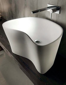 VIAVENETO VIAVENETO 128 In foto: top in abete massello bruciato prima patina, lavabo mod. Level45 in finitura opaca. Dimensioni top cm 250 x 45 x h 7.