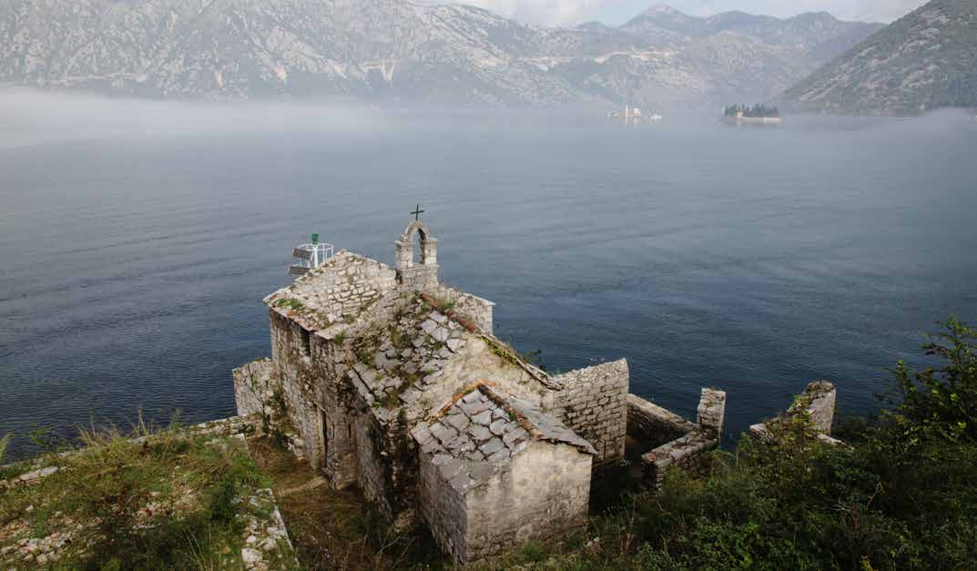 21, lunedì Trasferimento a Cettigne (Cetinje). Si costeggiano le Bocche di Cattaro fino a uscire sulla costa ionica a Budva. Visita della città vecchia e museo archeologico con la rocca.