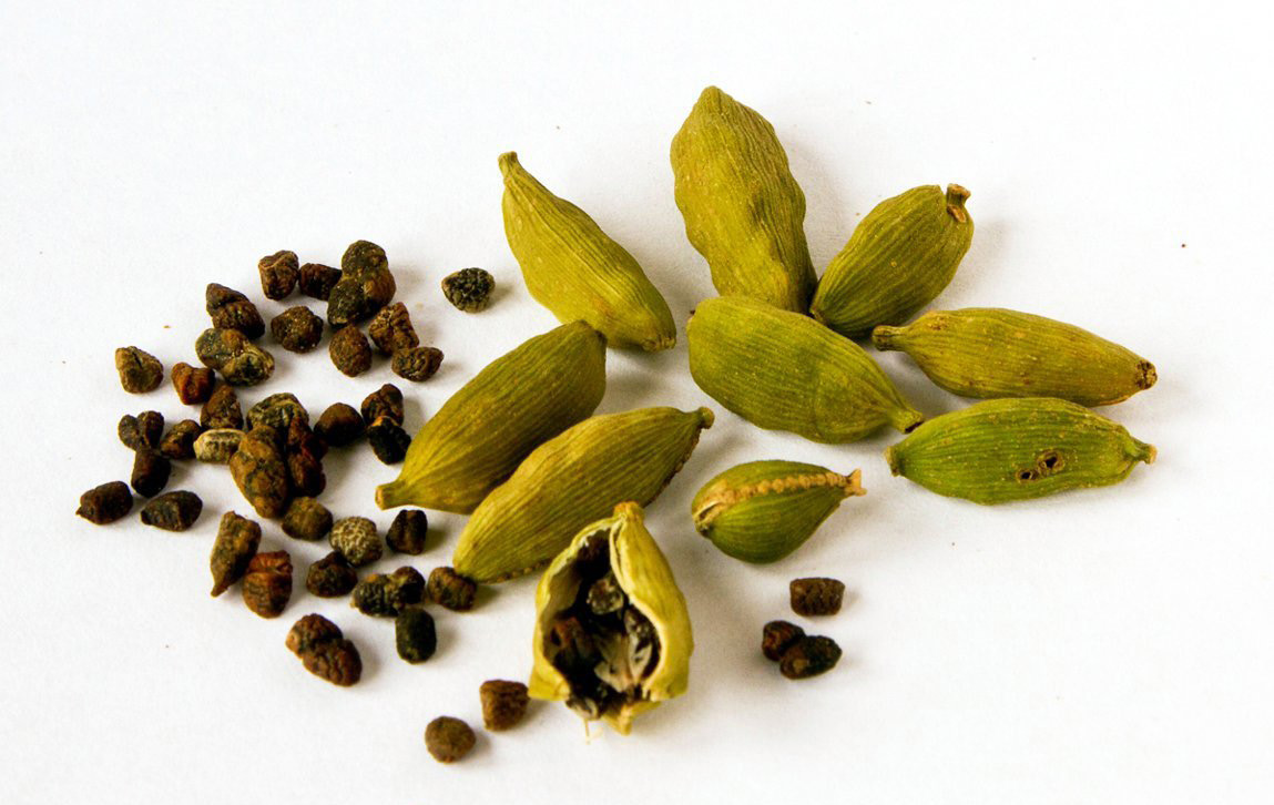 Cardamomo Con il nome cardamomo vengono indicate diverse spezie, spesso confuse tra loro, ma che in realtà sono caratterizzate da aromi e sapori differenti: il cardamomo verde (o vero cardamomo), il