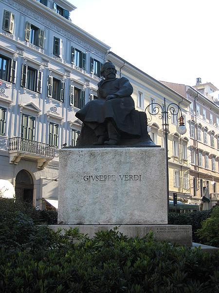 Busseto: statua di Giuseppe Verdi Il