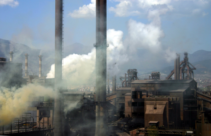 Il pericolo insito in diverse produzioni industriali Il pericolo è insito in diverse produzioni industriali e incombe sull intera collettività umana, ma soprattutto in coloro che