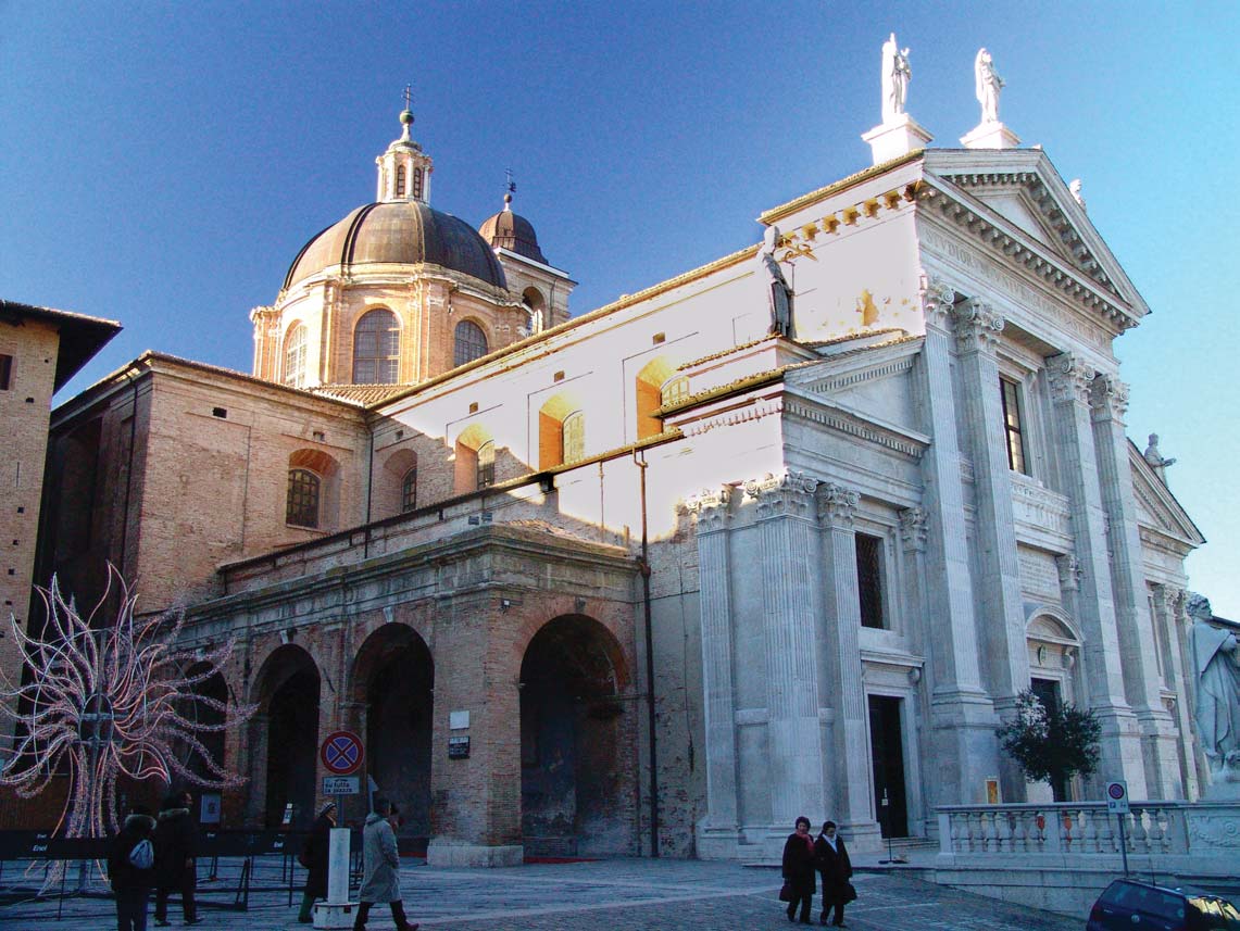 Il Duomo Da qualsiasi parte si arrivi ad Urbino, la strada non è mai agevole, dalla parte adriatica si seguono le vallate del fiume Foglia e del Metauro, se invece si arriva, come noi, dalla Toscana,