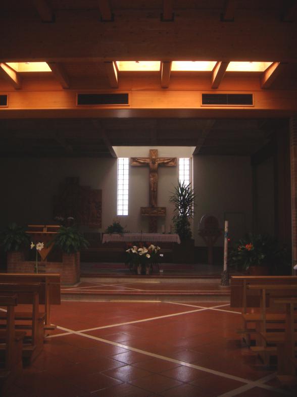 L INTERNO DELLA CHIESA Entrando in chiesa si avverte un senso di unitarietà dello spazio, grazie anche al gioco di travature in cemento a vista poste sopra