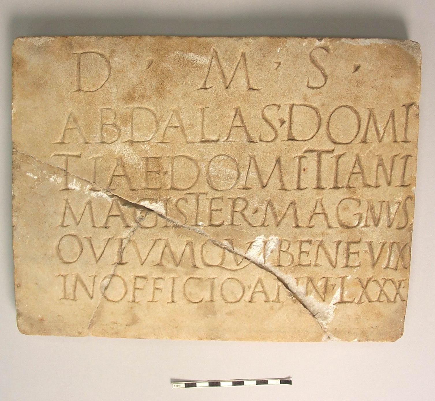Fig. 16. L'epigrafe di Abdalsa da Contrada Ventrelli (foto L. Sapuppo, Museo Civico di Ramacca).
