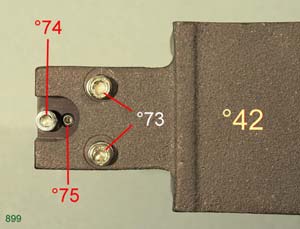 Il blocco 42 non è spinato rispetto alla scatola 117; per facilitarne l allineamento sono stati ricavati due fori per spine del diametro di 2,5 mm ( 54, figura precedente). Fig.