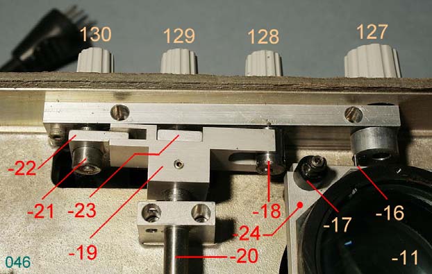 Fig. 1160 (a destra) Sulla faccia nascosta della lampada sono visibili i due punti d appoggio per i pomelli superiori 3 delle figure precedenti.