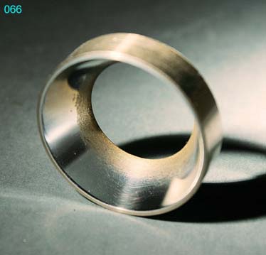 Fig. 1170 L anello 55, che appare voltato all insù, contiene la superficie speculare del condensatore.