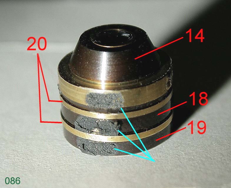 Fig. 1190/91 Senza fatica si è smontato il barilotto della lente frontale, non toccato dalla gomma siliconica.