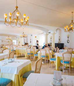 PUGLIA / 139 ristorazione Servizi Reception 24 ore su 24, ampia hall con zone salotto e area lettura, 3 bar di cui uno esterno in piscina, uno nella hall, e il bar in spiaggia, 3 sale ristorante al