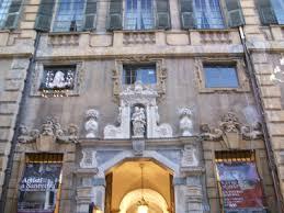 Palazzo Borea e Museo archeologico Risale al XV secolo ma possiede la facciata di chiaro gusto barocco con portali del '700.