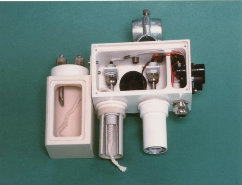 psicrometro f g c a b d, e Psicrometro per la misura della temperatura e dell umidità relativa dell aria (lo strumento è sezionato per consentire la visione della parte interna).