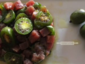 Tartare di tonno e Nergi La tartare di tonno adoro!!! Oggi la sperimento in abbinamento ai Nergi, baby kiwi buonissimi e ricchi di vitamine e sali minerali.