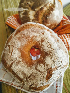 farina, ho fatto un buco al centro per avere una ciambella e fatto un taglio lungo la parte esterna di questa.