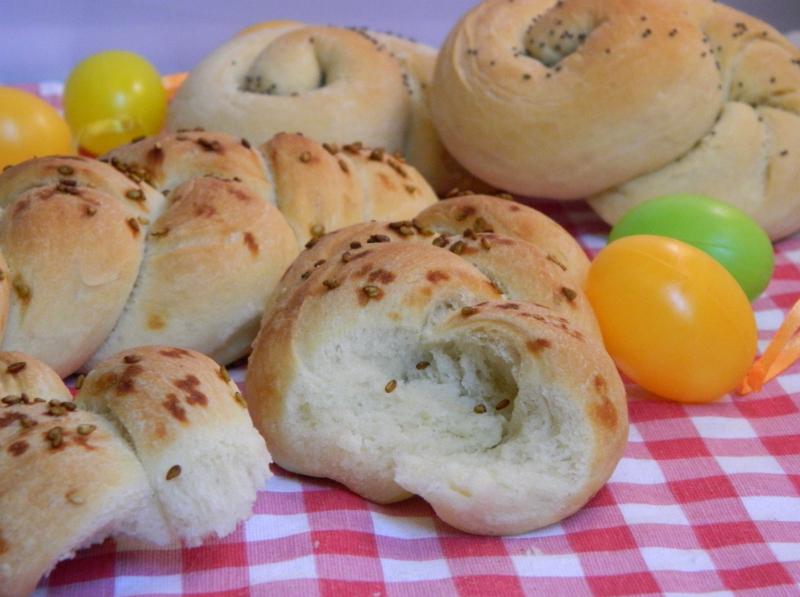 Trecce di pane Pasquali 300g di farina 00 100g di farina manitoba 1 tazzina di olio 10g di lievito di birra un bicchiere di acqua tiepida q.b zucchero q.b olio q.