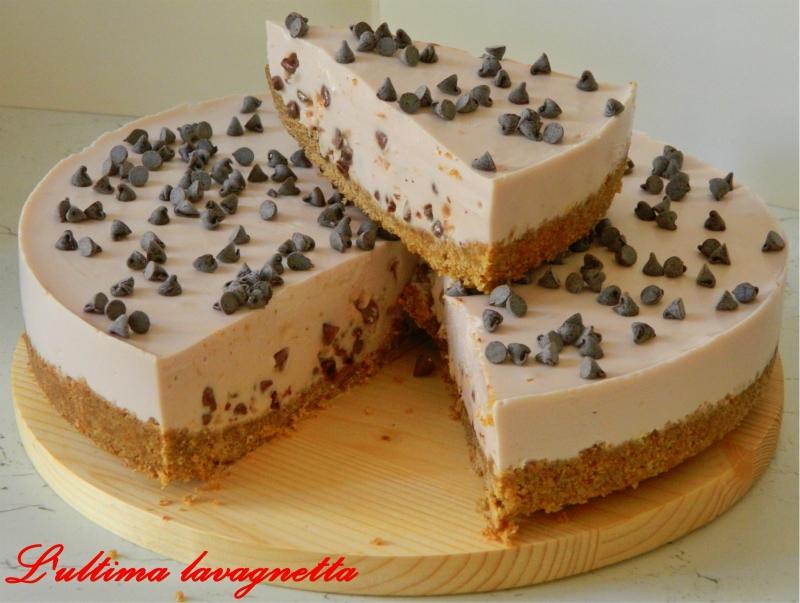 Ricette dolci Yoghurtcake ciliegie e cioccolato Ingredienti 200g di biscotti secchi integrali 80g di burro 250ml di panna da montare 450ml di yoghurt alla ciliegia 5 fogli di gelatina mezza tazza di