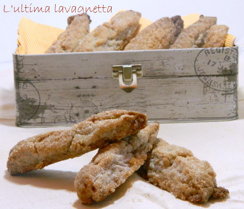 Biscotti al vino rosso Ingredienti 250g di farina 00 130g di zucchero (+ 30g a parte) 120ml di vino rosso (io ho usato del Negramaro avanzato) 120ml di olio di semi Preparazione 1.