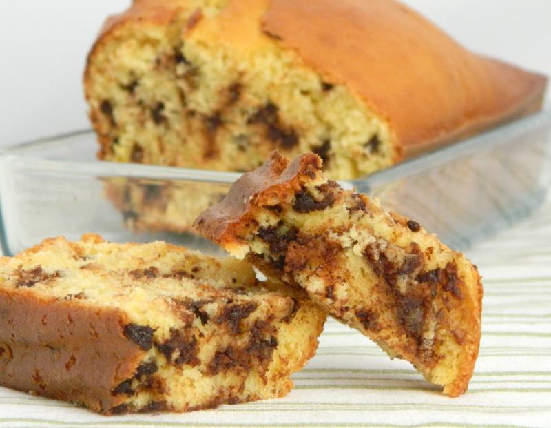 Plumcake semplice al cioccolato 200g di farina 00 50g di farina manitoba 3 uova 100g di zucchero 150g di gocce di cioccolato (o cioccolato fondente) 3 cucchiai di yoghurt bianco 1 bustina di lievito