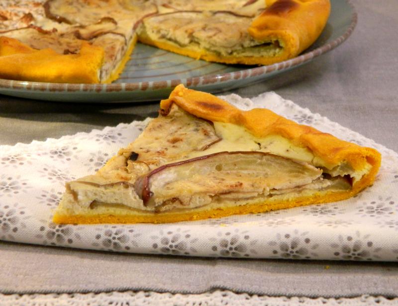 Torta salata di melanzane e ricotta Per la pasta 200g farina 00 50g di farina manitoba 1dl di acqua 3 cucchiai d'olio 2 cucchiaini di zafferano (o curcuma) 1 cucchiaio di sale Per il ripieno: 1