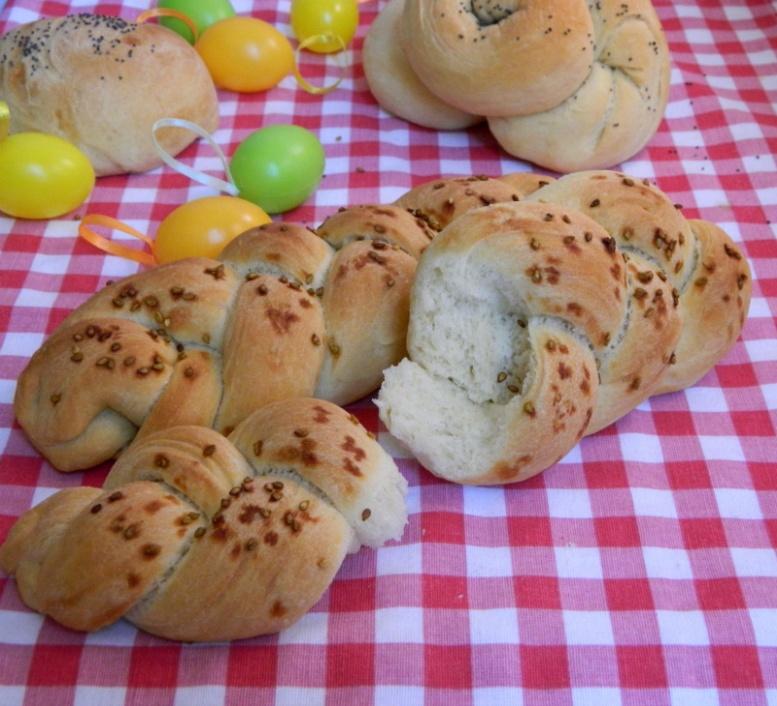 Trecce di pane Pasquali 300g di farina 00 100g di farina manitoba 1 tazzina di olio 10g di lievito di birra un bicchiere di acqua tiepida q.b zucchero q.b olio q.b semi (papavero, sesamo etc) 1.