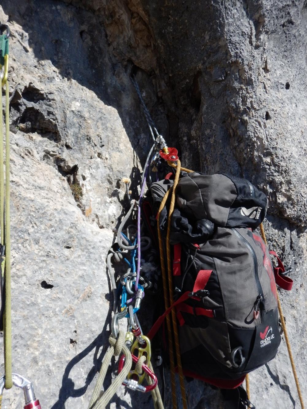 Vista verso l alto 13 Salire verticalmente 2 mt (friend giallo in un buco) e traversare difficilmente a sinistra (VI+) montando sopra a un terrazzino, (2 ch da collegare) traversare a sinistra in