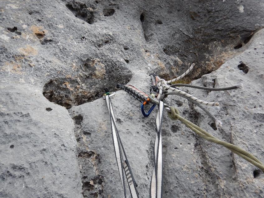 diventano buoni i buchi, (VIII poi VI) (possibilità di mettere qualche tricam e riposare sui clif riducendo le difficoltà) fino a raggiungere una grossa clessidra dove si sosta.