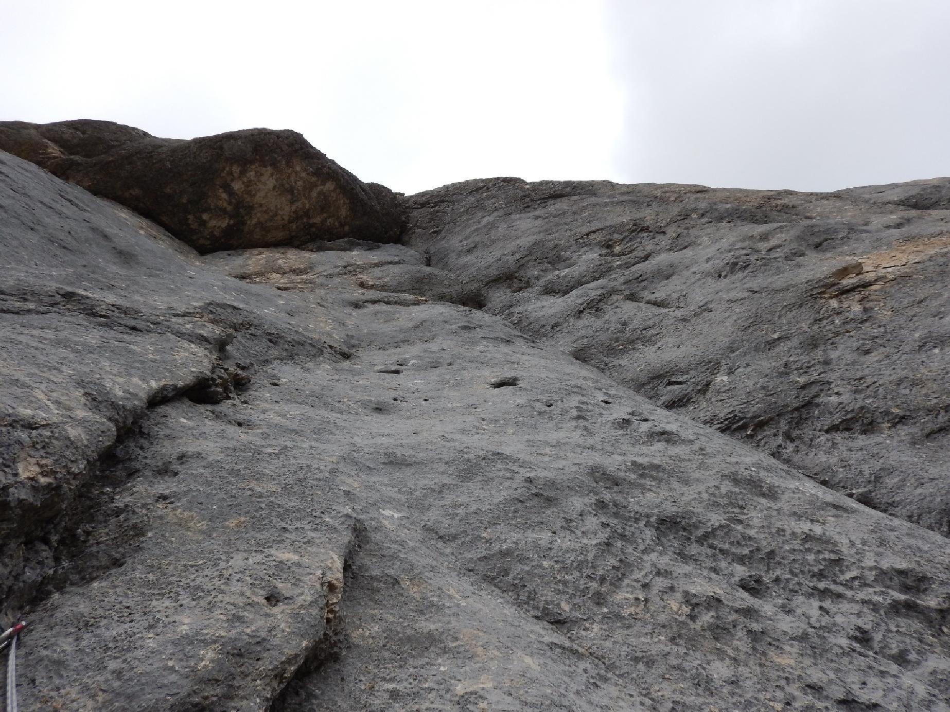 sosta 20 tiro 21 Salire verticalmente sopra la sosta fino a un chiodo (VI), rinviare e ridiscendere sotto la sosta, attraversare a destra fino a entrare nel dietro svasato con buon appiglio (si può