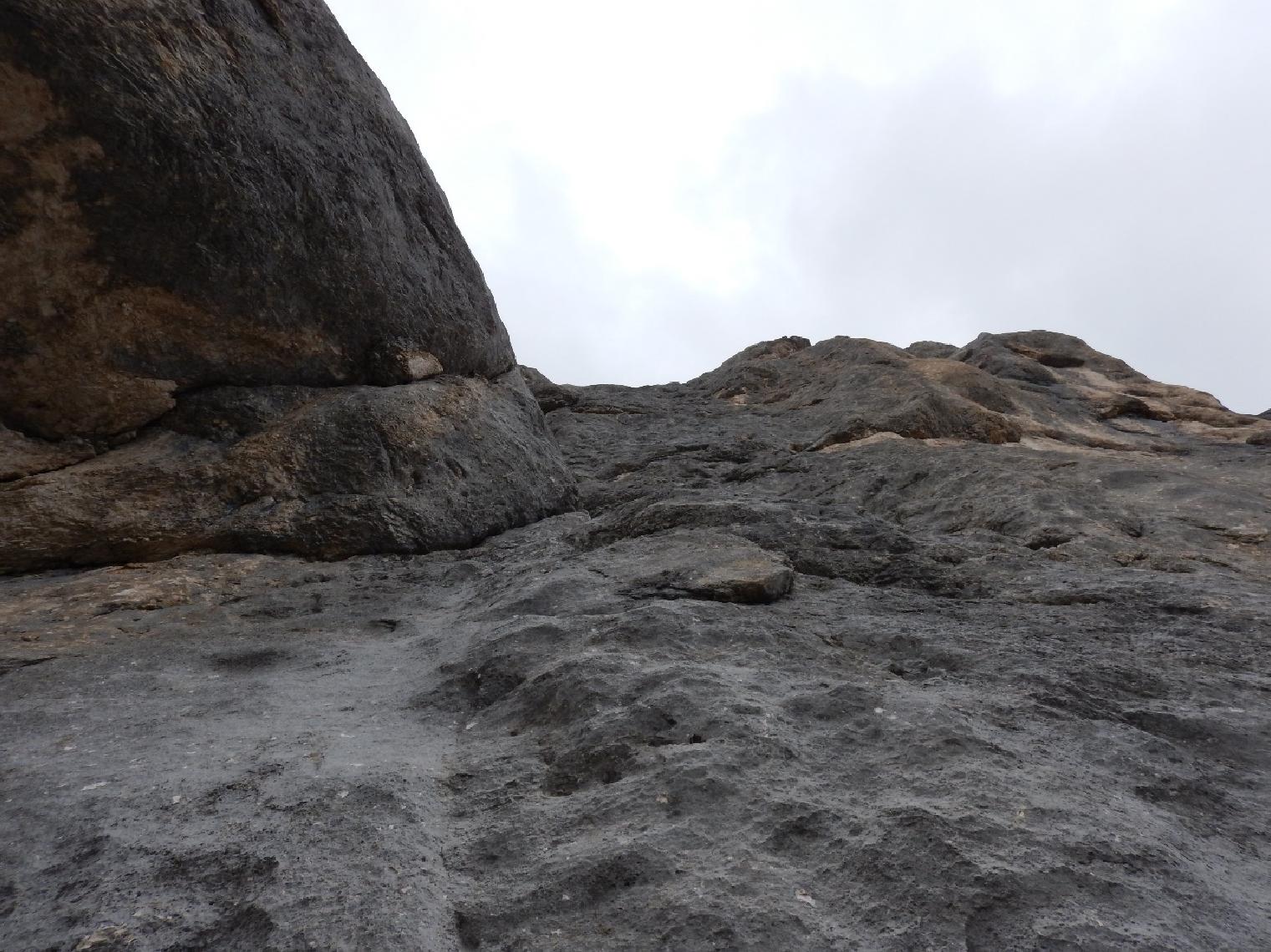 sosta di partenza dala cengia mediana. 22 Attaccare circa 8-10 metri a destra rispetto alla zona del bivacco, sosta con 2 chiodi e cordino (chiodo visibile a circa 4 mt da terra).