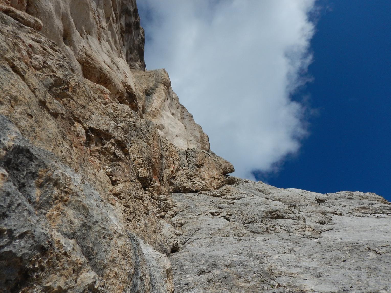 Sosta 24 tiro Posto da eventuale bivacco d emergenza a sx della sosta 25 Superare lo strapiombino sopra la sosta (V+ 1 passo) e senza percorso obbligato, con minori difficoltà (III+) salire le