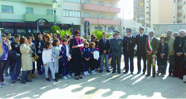 06 Novembre 2012 - Manifestazione in onore delle vittime della mafia, deposizione di una corona di alloro presso il monumento eretto dal R.C.