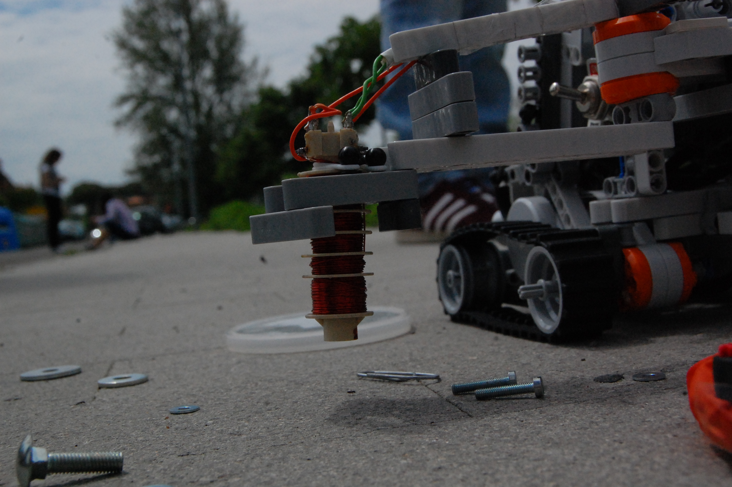 Prolegomeni al progetto Le carenze del Lego Mindstorm Il robot della mia squadra, Mechmagnet, era pensato per raccogliere metallo da terra con un elettromagnete L