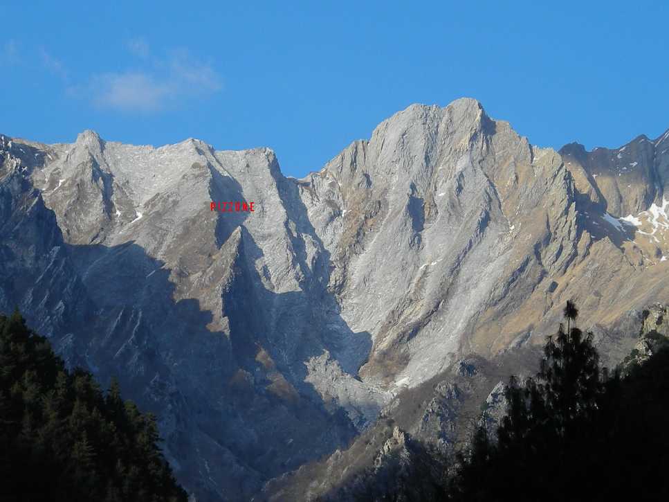 ALPI APUANE - La Valle degli ALBERGHI - Via Aruspice Sulla parete sud-est del Pizzone degli Alberghi (1400m.