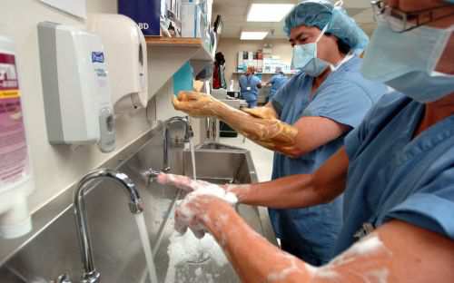 Prima di procedere al lavaggio delle mani Scoprire bene mani e braccia. Mantenere le unghie corte, evitare unghie artificiali e smalti.