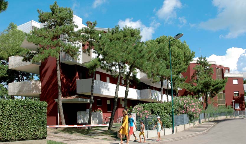 Residence Antares: piccolo e moderno residence di soli 2 piani che sorge in mezzo al verde di un ampio giardino con pineta.