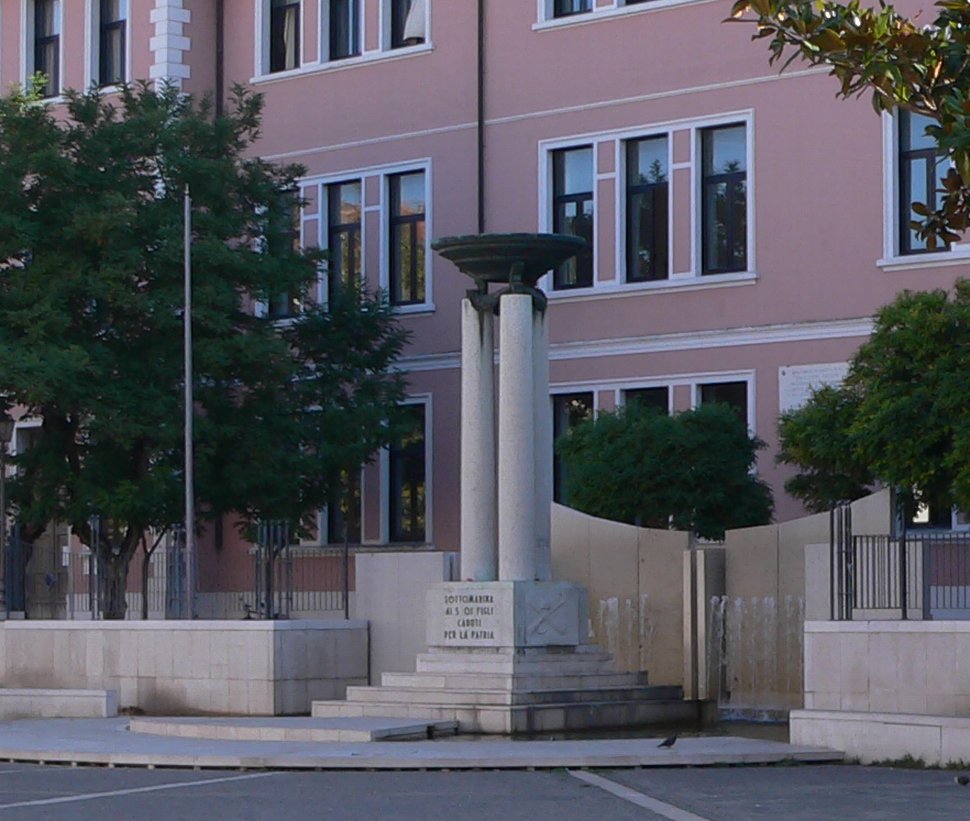 LA NOSTRA SCUOLA SI TROVA NEL CENTRO STORICO DI SOTTOMARINA ED E INTITOLATA