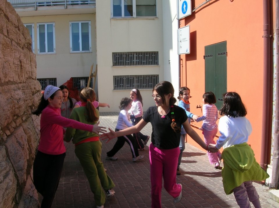 CONTINUANDO A PASSEGGIARE VERSO NORD SI ARRIVA AI MURAZZI, UN ANTICO MURAGLIONE DI PIETRA D ISTRIA COSTRUITO