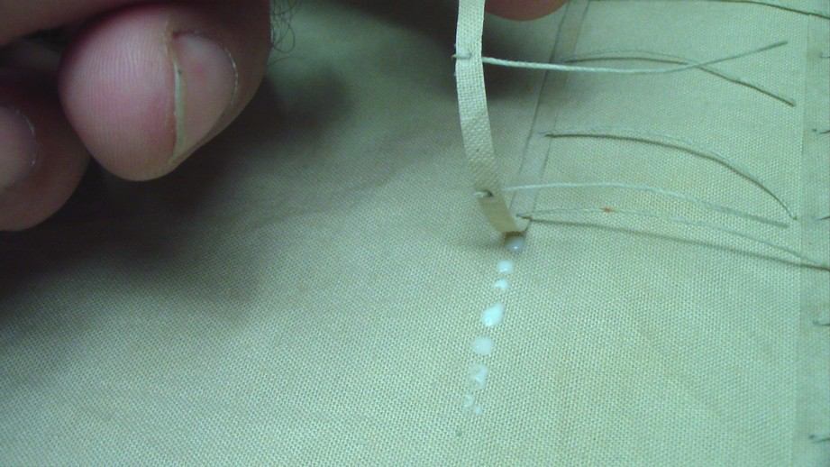 Eseguendo il taglio logitudinale, lo spessore del filo si riduce ancora notevolmente, quasi a scomparire sulla tela.