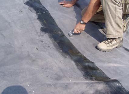 4. Applicare con apposito rullo su entrambi le superfici appena pulite per una larghezza di almeno 15 cm lo speciale collante a base di EPDM autovulcanizzante Splicing Cement. 5.