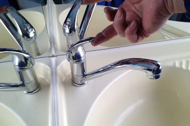 GUIDA PRATICA > PRENDERSI CURA DEL CAMPER IN INVERNO 4 Con la pompa dell acqua spenta (foto 9), apri tutti i rubinetti: lavello cucina (foto 6), lavello