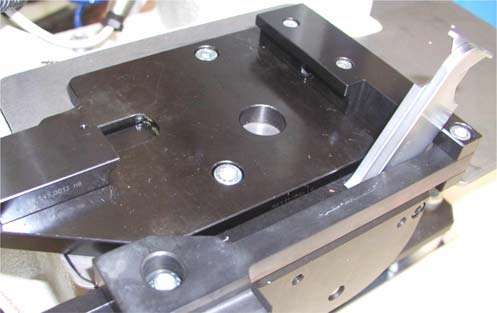Montare il kit BCC sulla base con le n 2 viti M4x16. Fix the BCC to the applicator baseplate by the use of 2 screws M4x16.